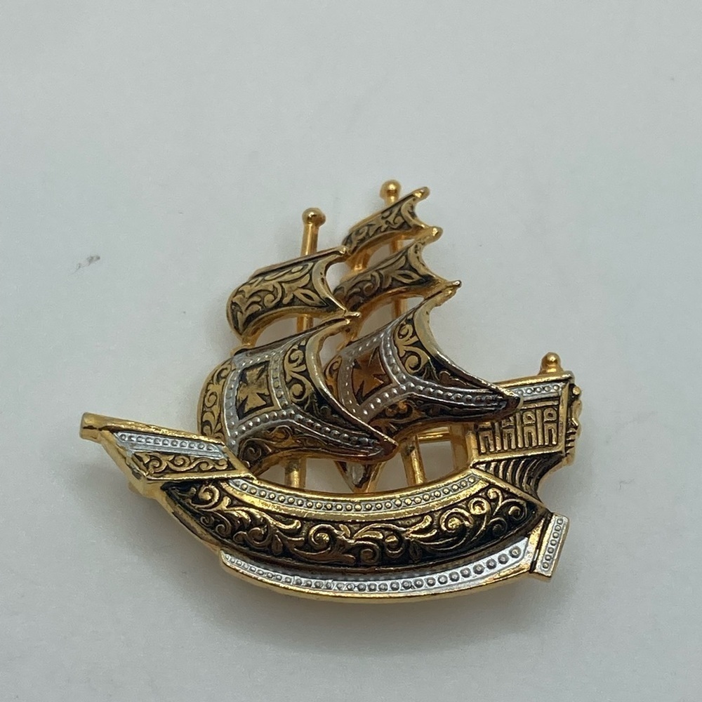 Vtg Damascene Spanish Pirate Ship Sail boat Gold Tone Black Enamel Brooch 1.5”